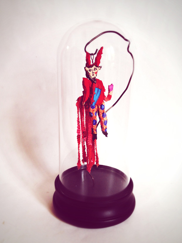 sculpture-globe-sous-verre-adam-et-eve-ange-versus-diablotin-petit-diable-la-bete-coeur-passion-rouge-conscience-tentation-amour-installation-signe-sophie-lormeau-artiste-contemporain-paris